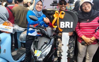 Memperingati Bulan Inklusi Keuangan (BIK) 2025, Otoritas Jasa Keuangan (OJK) Malang menggelar acara puncak bertajuk “Financial Evolution: Perjalanan Menuju Kemandirian Keuangan” di kawasan Tugu Balai Kota Malang, Minggu (26/10).