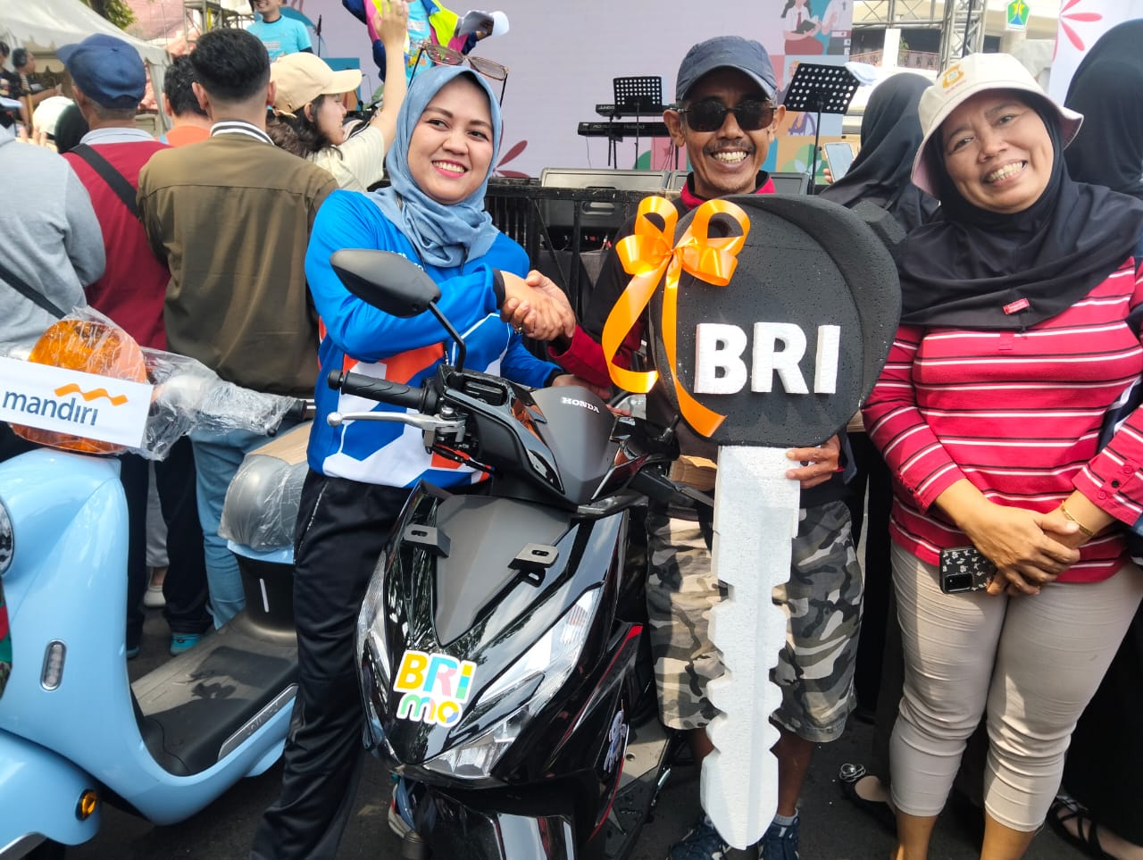Memperingati Bulan Inklusi Keuangan (BIK) 2025, Otoritas Jasa Keuangan (OJK) Malang menggelar acara puncak bertajuk “Financial Evolution: Perjalanan Menuju Kemandirian Keuangan” di kawasan Tugu Balai Kota Malang, Minggu (26/10).