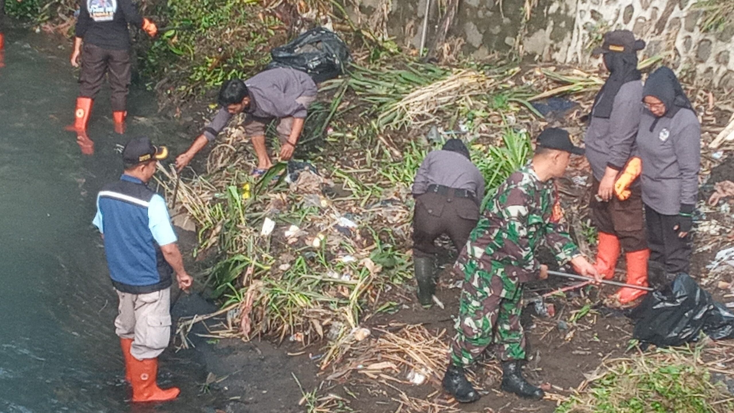 Puluhan Anggota Satlinmas Bunulrejo Turun ke Sungai, Dukung Program GASS Hadapi Musim Hujan