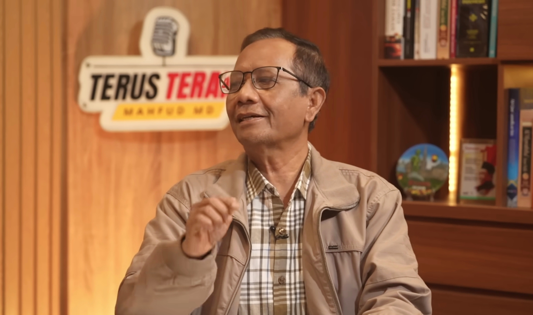 Mantan Menteri Koordinator Politik, Hukum, dan Keamanan (Menko Polhukam) Mahfud MD mengungkapkan cucunya menjadi salah satu korban keracunan dari program Makan Bergizi Gratis (MBG) yang menimpa keluarga besarnya di Jogja.