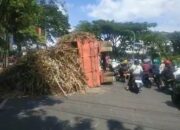 Truk Gandeng Bermuatan Tebu Terguling di Jalan Panglima Sudirman Malang