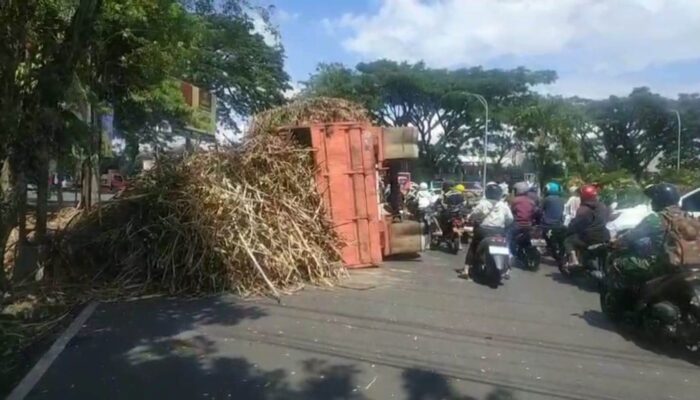 Truk Gandeng Bermuatan Tebu Terguling di Jalan Panglima Sudirman Malang