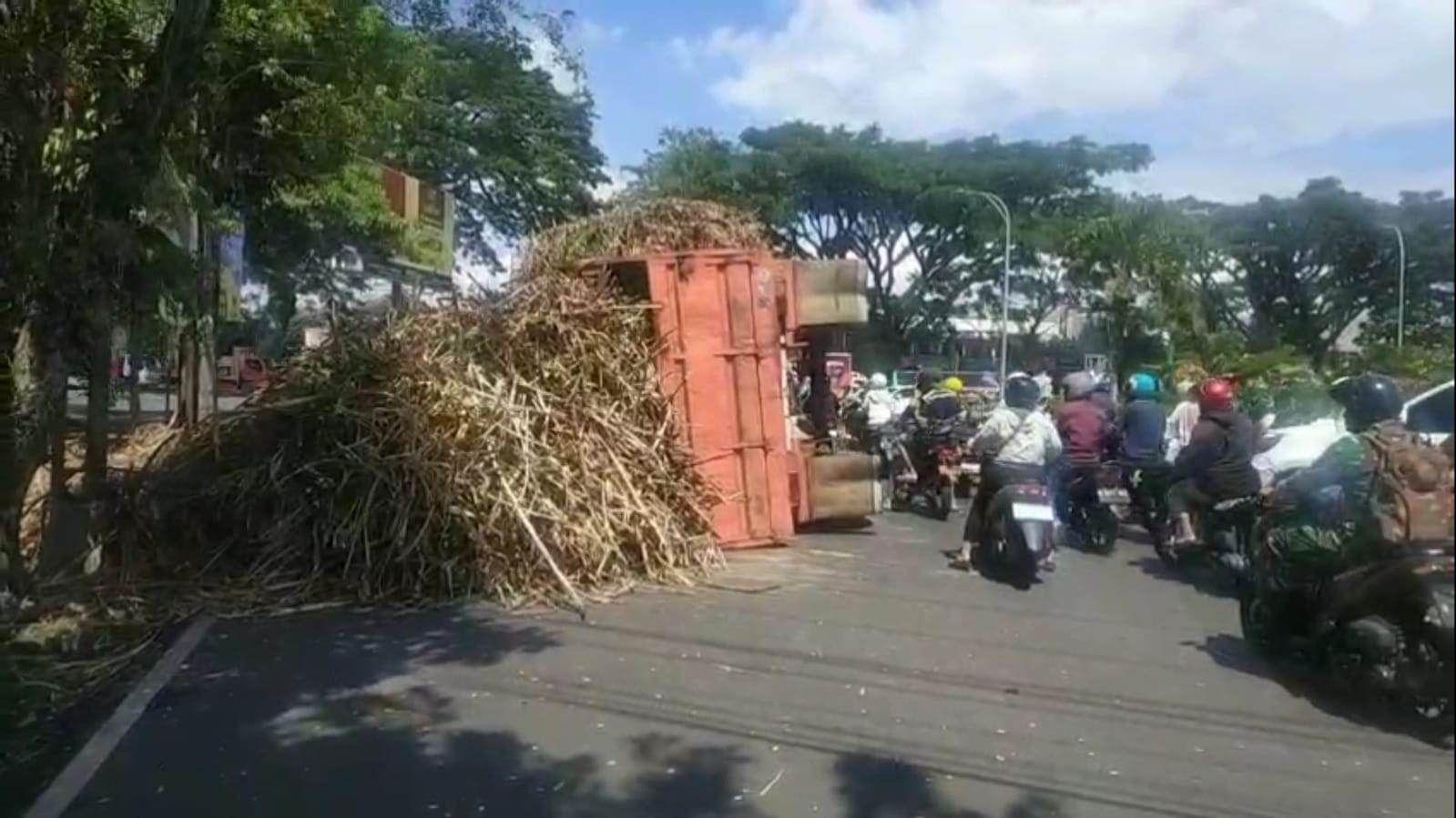 Truk Gandeng Bermuatan Tebu Terguling di Jalan Panglima Sudirman Malang