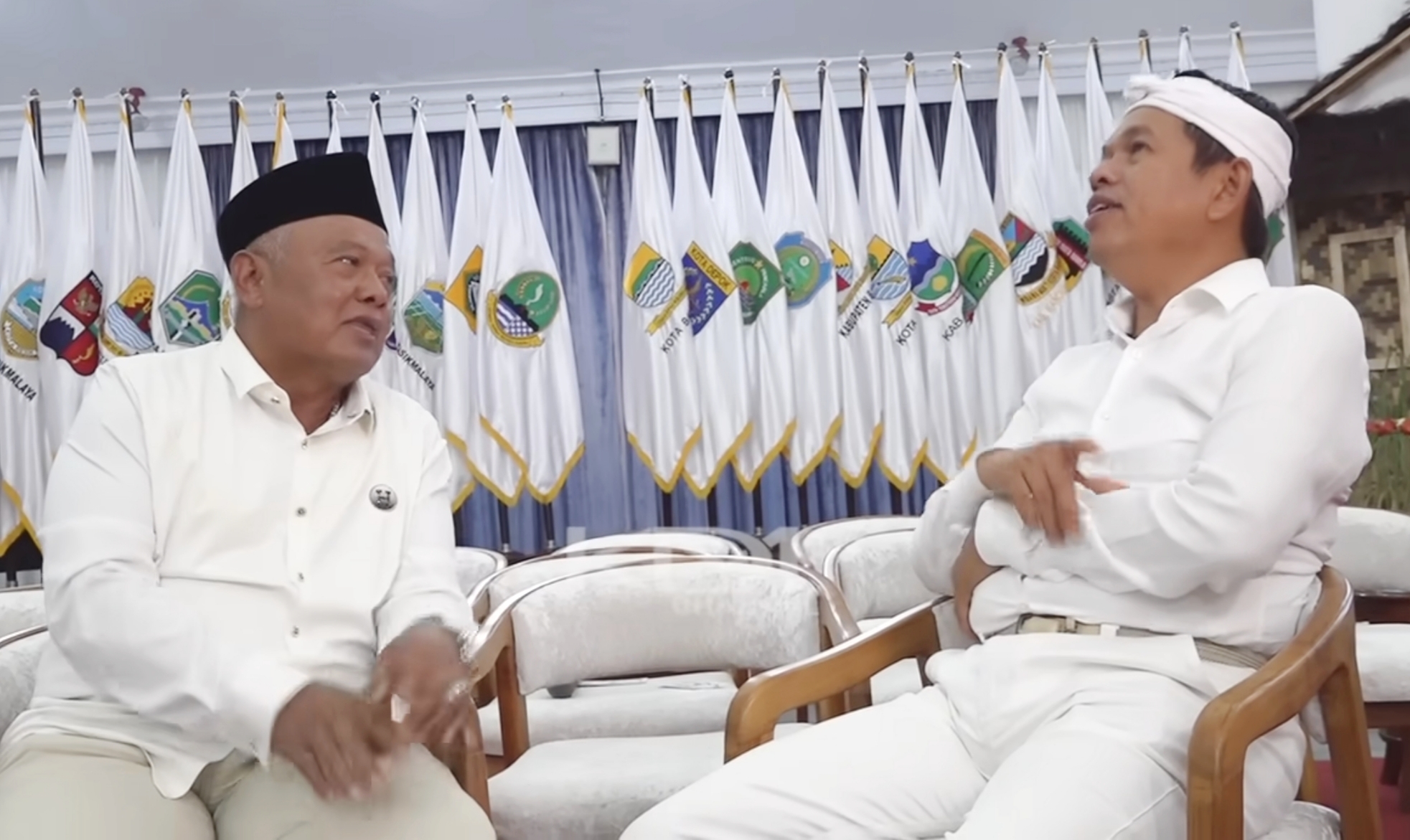 Mantan dosen Universitas Islam Negeri (UIN) Malang, Imam Muslimin atau yang akrab disapa Kyai Mim, kembali menjadi sorotan publik setelah bertemu dengan Gubernur Jawa Barat, Dedi Mulyadi