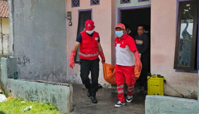 Warga Geger, Seorang Pria Ditemukan Meninggal di Dalam Rumah dengan Radio Masih Menyala