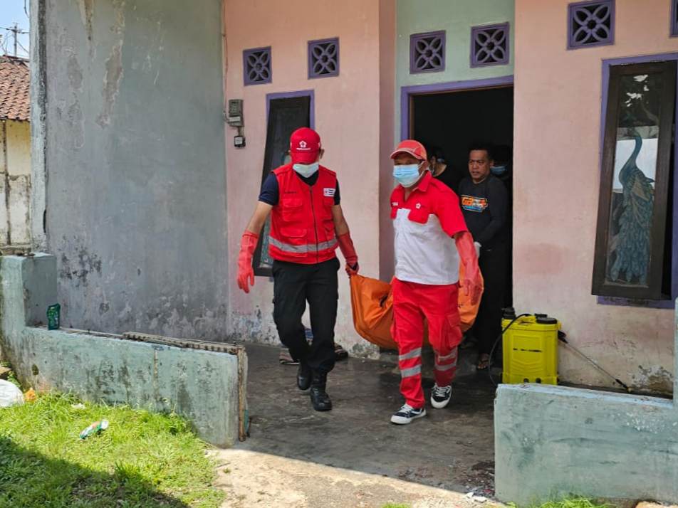 Warga Geger, Seorang Pria Ditemukan Meninggal di Dalam Rumah dengan Radio Masih Menyala