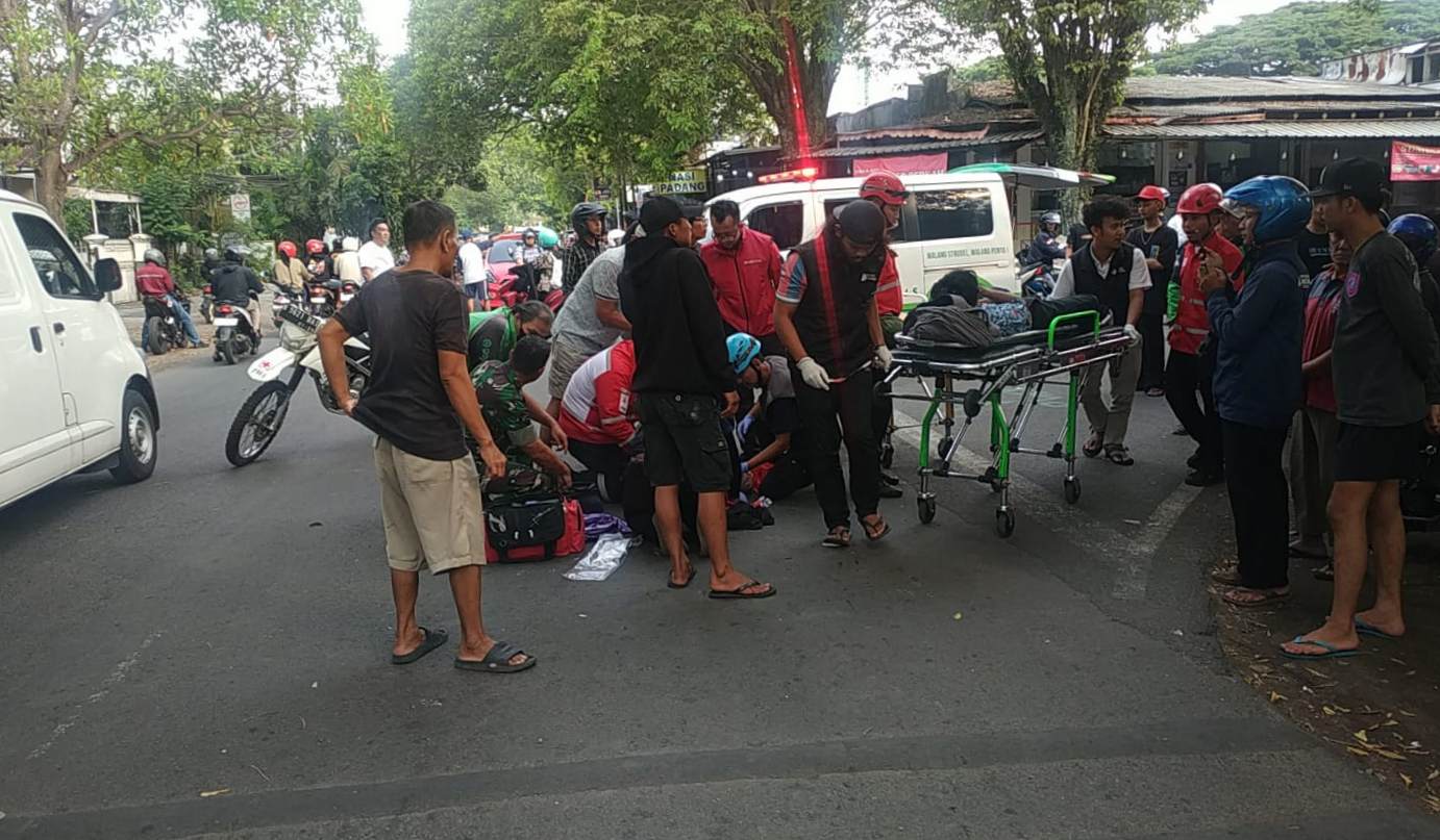 Diduga Kurang Waspada Saat Belok, Ibu dan Anak Jadi Korban Kecelakaan di Malang