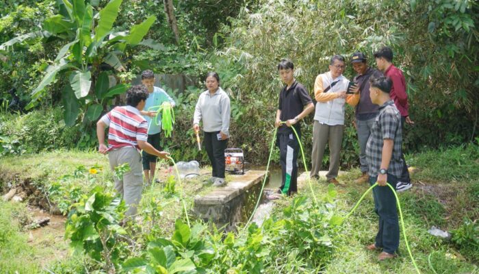 Mahasiswa Anafarma Poltekkes PIM Dampingi Petani Bantur Buat Pupuk Organik Cair