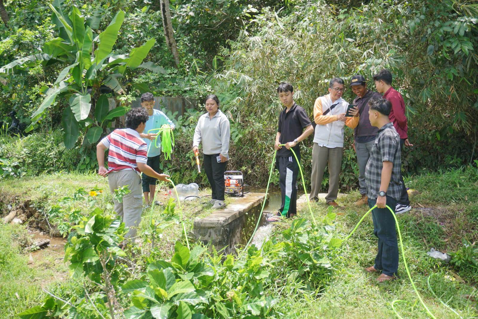 Mahasiswa Anafarma Poltekkes PIM Dampingi Petani Bantur Buat Pupuk Organik Cair