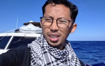 Aktivis kemanusiaan Muhammad Husein Gaza melaporkan perkembangan terbaru mengenai kondisi rombongan Global SUMUD Flotilla (GSF) yang sedang berlayar di Laut Mediterania. Dalam siaran langsung di kanal YouTube-nya.
