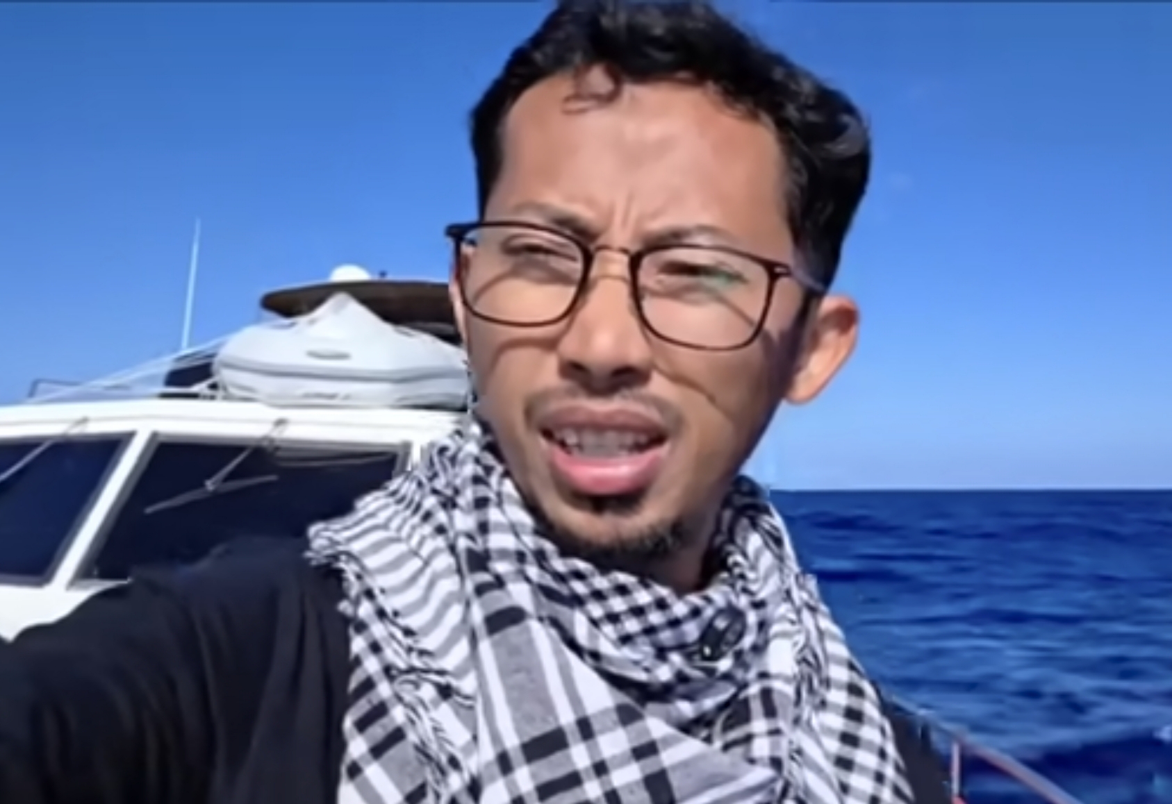Aktivis kemanusiaan Muhammad Husein Gaza melaporkan perkembangan terbaru mengenai kondisi rombongan Global SUMUD Flotilla (GSF) yang sedang berlayar di Laut Mediterania. Dalam siaran langsung di kanal YouTube-nya.