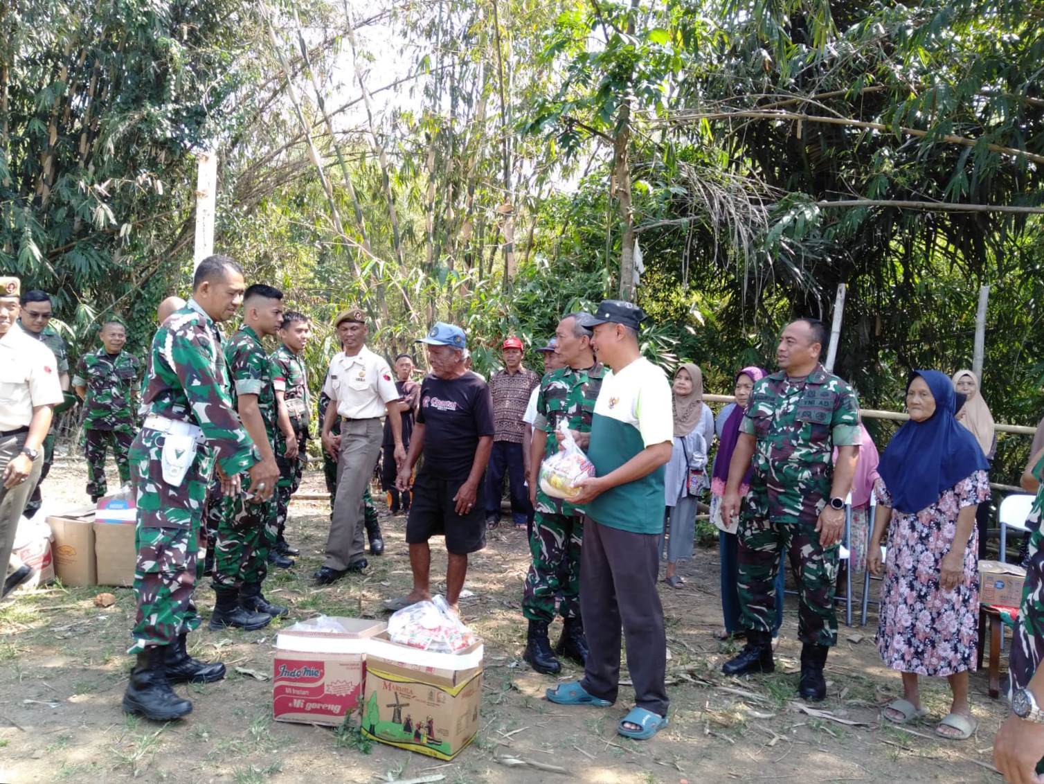 HUT ke-80 TNI, Kumdam V Brawijaya Bagikan Sembako ke Warga Bunulrejo