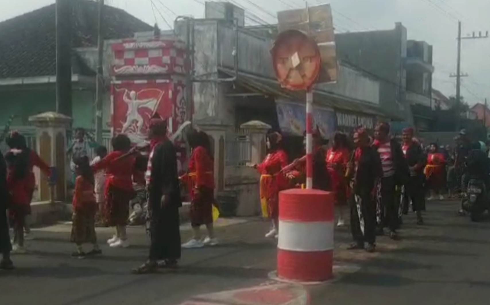 Meriah! Pengantin di Malang Dikawal Pasukan Sakerah hingga Bantengan