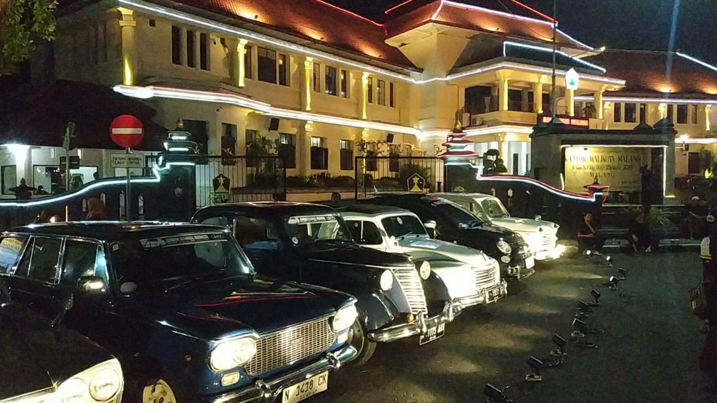 Ratusan Mobil Klasik Fiat Serbu Kota Malang, Wali Kota Wahyu Hidayat: Serasi dengan Heritage Kita
