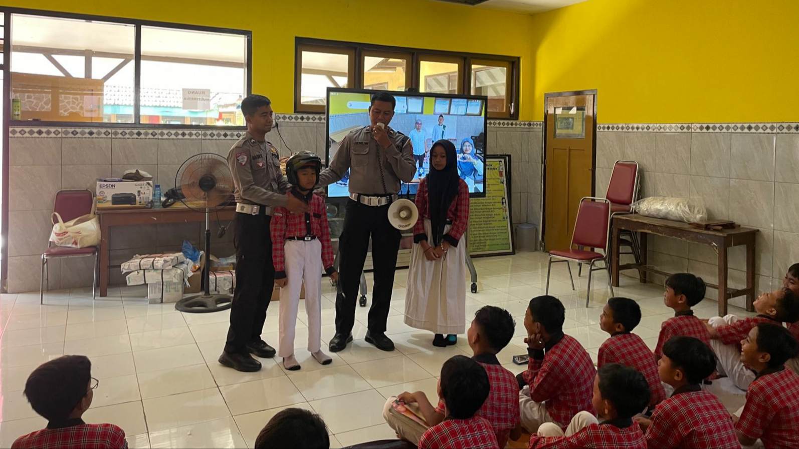 Satlantas Polres Malang Tanamkan Disiplin Lalu Lintas Sejak Dini Lewat Program Police Goes to School