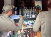 Satpol PP Kota Malang Gerebek Dua Toko di Jalan Muharto, Sita 260 Botol Miras Ilegal