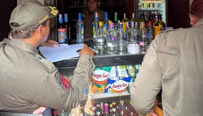 Satpol PP Kota Malang Gerebek Dua Toko di Jalan Muharto, Sita 260 Botol Miras Ilegal