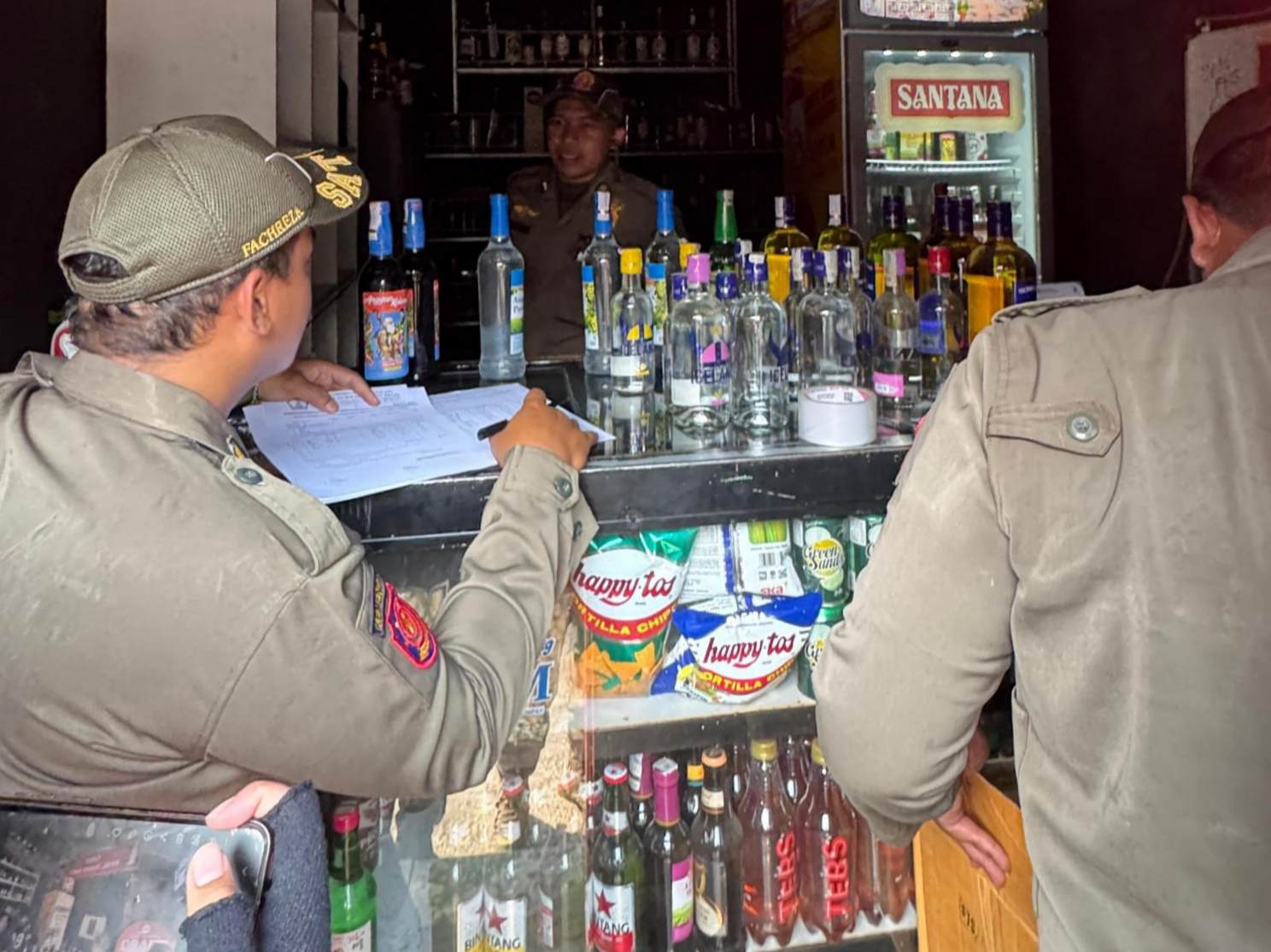 Satpol PP Kota Malang Gerebek Dua Toko di Jalan Muharto, Sita 260 Botol Miras Ilegal