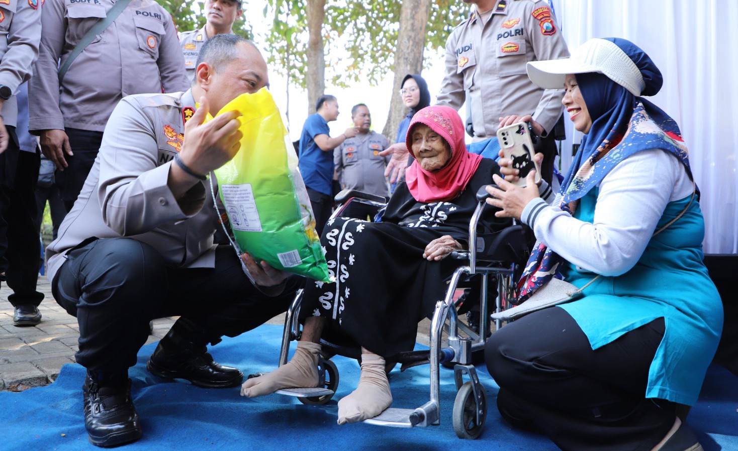 Polresta Malang Kota Tanam Jagung Serentak di Sukun, Warga Antusias Serbu Pasar Murah dan Layanan Kesehatan Gratis