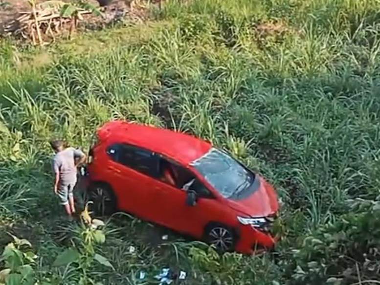Diduga Sopir Mengantuk, Honda Jazz Merah Terperosok ke Jurang di Perbatasan Pagelaran–Bantur
