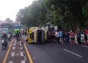 Truk Bermuatan Beras Terguling di Jalan Raya Singosari, Lalu Lintas Macet 1 Kilometer