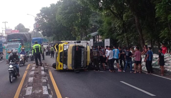 Truk Bermuatan Beras Terguling di Jalan Raya Singosari, Lalu Lintas Macet 1 Kilometer