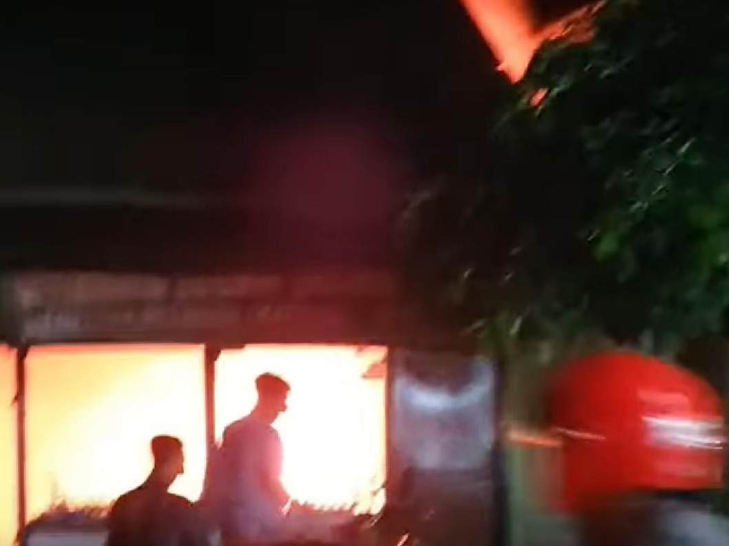 Warung Ireng Milik Ibu Yun di Wajak Dilalap Api, Diduga Korsleting Listrik