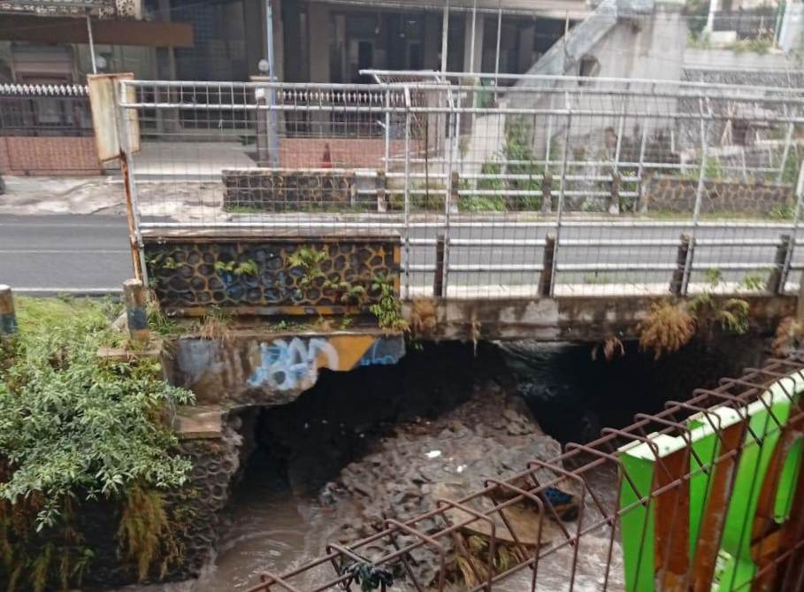 Jembatan di Simpang Sulfat Utara Nyaris Ambruk Diterjang Banjir, Warga Minta Pemkot Bergerak Cepat