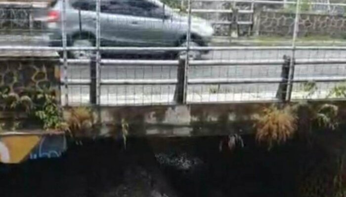 Nyaris Ambrol Dihantam Hujan Deras, Jembatan Sonokembang Dibongkar Total