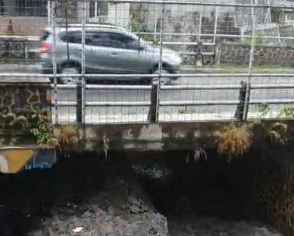 Nyaris Ambrol Dihantam Hujan Deras, Jembatan Sonokembang Dibongkar Total