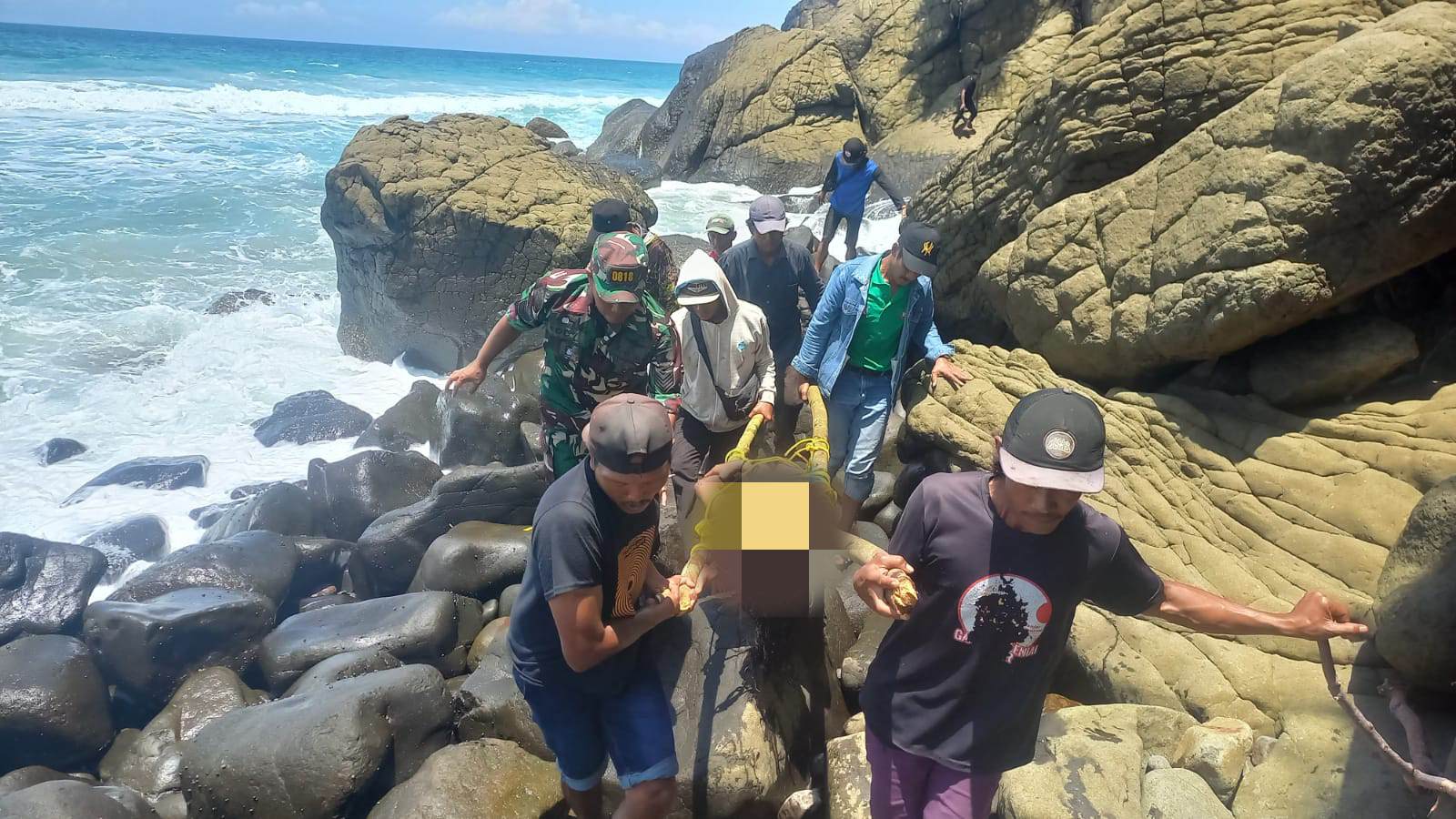 Liburan Berujung Petaka, Empat Pemuda Surabaya Diseret Ombak di Pantai Modangan