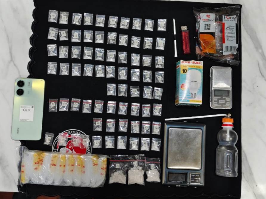 Tiga Pemuda Digerebek di Sumbermanjing Wetan, Polisi Temukan 74 Poket Sabu Siap Edar