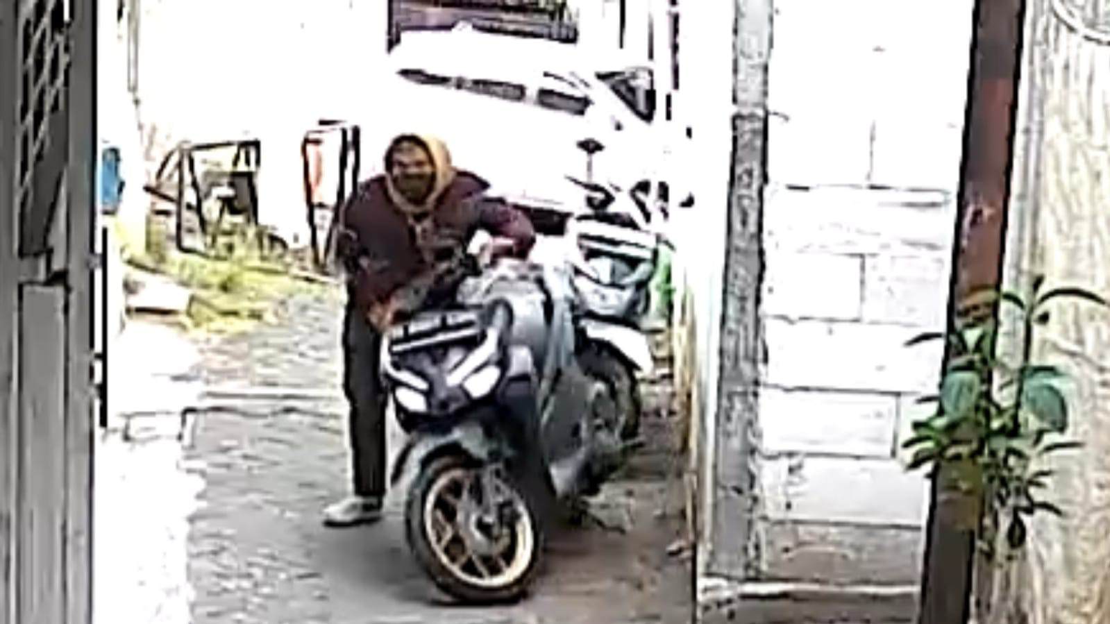 Maling Motor di Sumbersari Terekam CCTV Saat Bawa Kabur Motor Korban