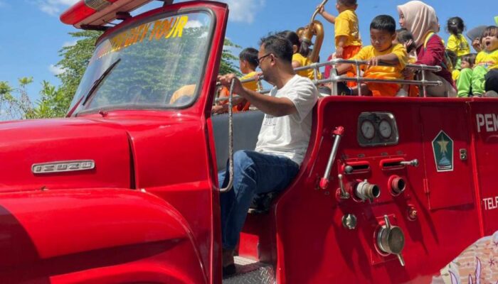 Anak TK di Malang Belajar Jadi Pemadam Cilik, Antusias Saat Main Air dan Dengar Sirine Mobil Damkar