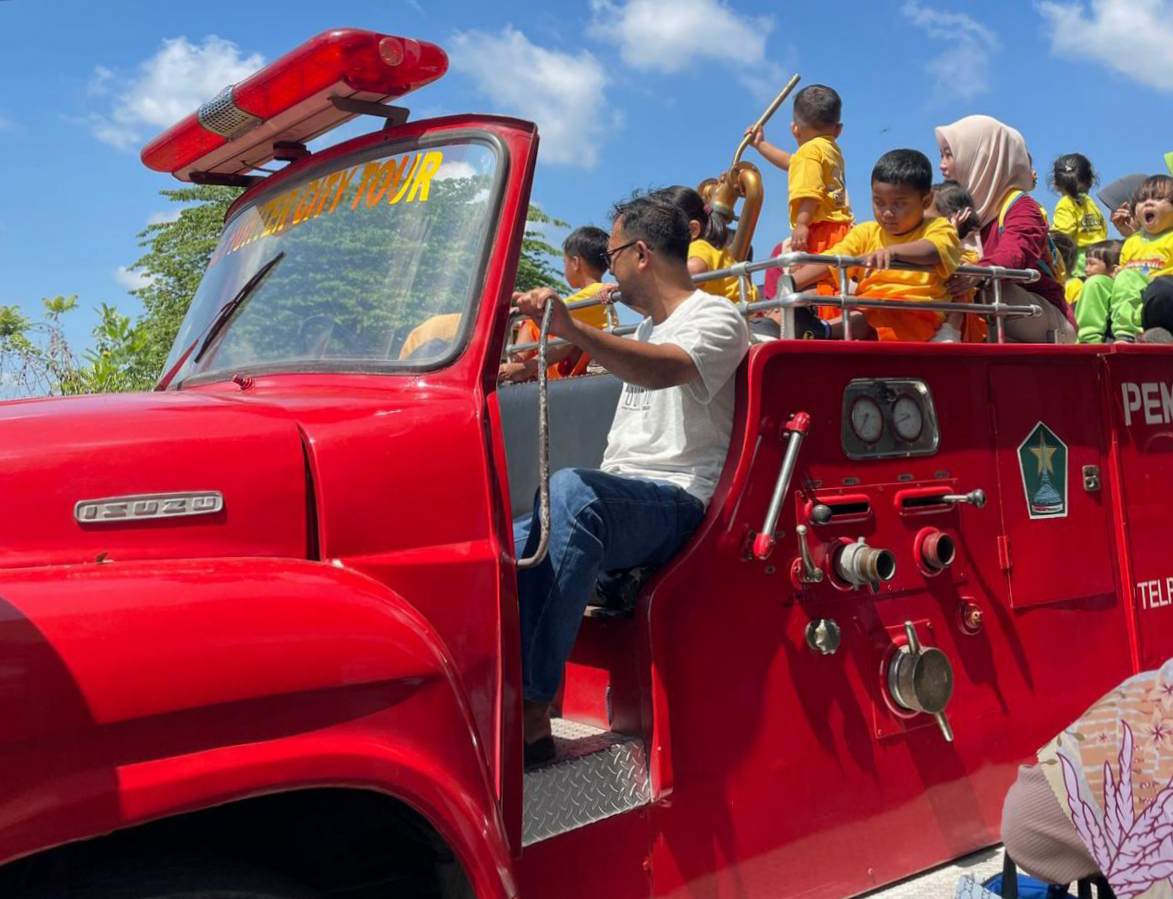 Anak TK di Malang Belajar Jadi Pemadam Cilik, Antusias Saat Main Air dan Dengar Sirine Mobil Damkar