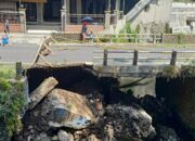 Jembatan Sonokembang Malang Ambles Menganga, Warga Tak Berani Melintas