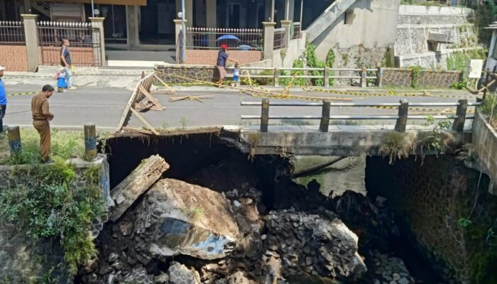 Jembatan Sonokembang Malang Ambles Menganga, Warga Tak Berani Melintas