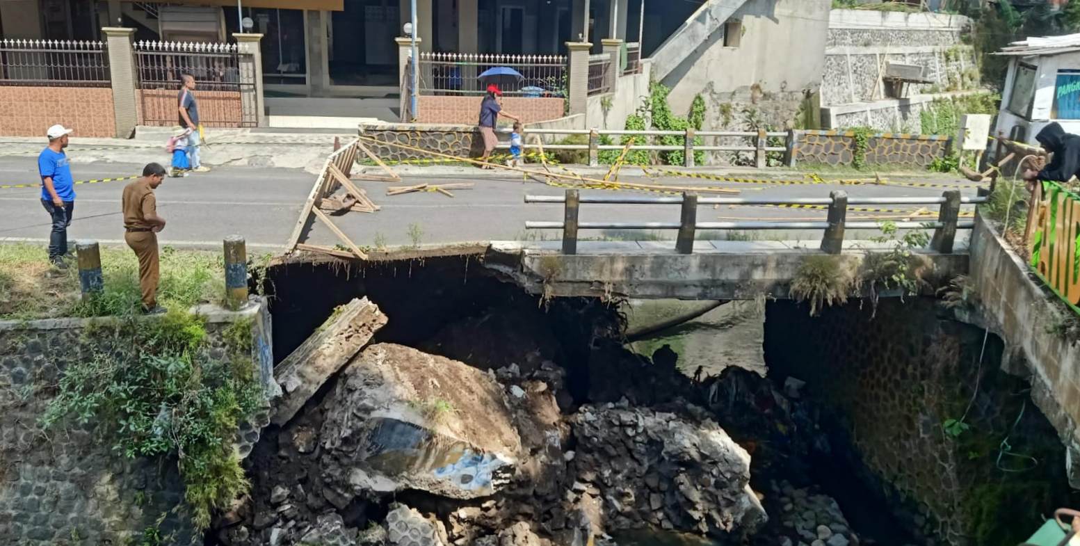Jembatan Sonokembang Malang Ambles Menganga, Warga Tak Berani Melintas