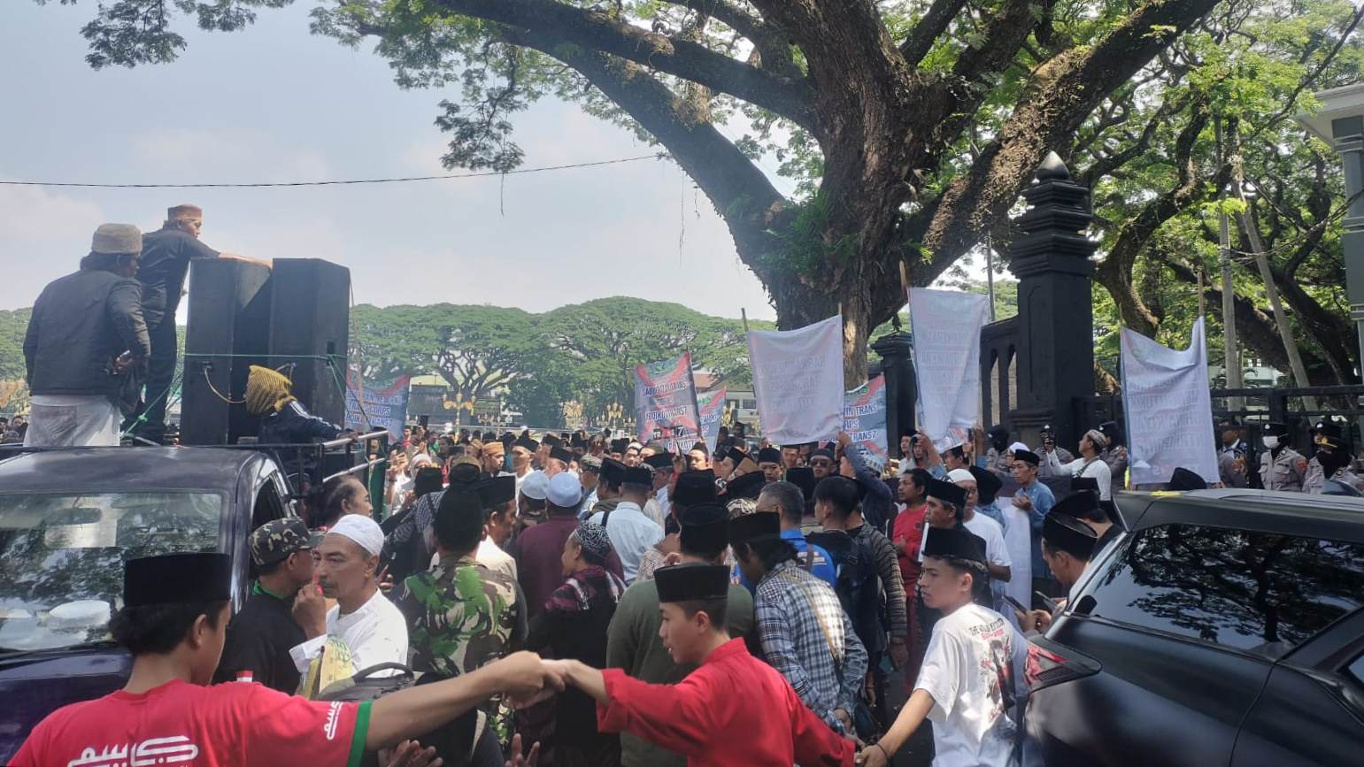 Ribuan Santri Malang Raya Geruduk DPRD, Desak Trans7 Minta Maaf