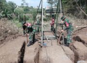 Bangun Jembatan Gantung Penghubung Bandulan–Tanjungrejo, Dandim 0833: Bukti Nyata Gotong Royong untuk Rakyat
