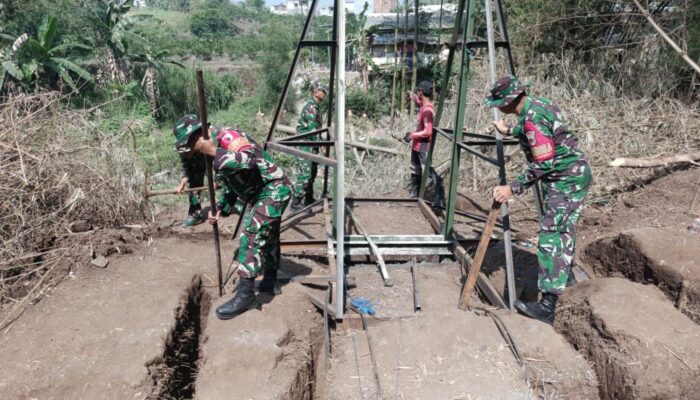 Bangun Jembatan Gantung Penghubung Bandulan–Tanjungrejo, Dandim 0833: Bukti Nyata Gotong Royong untuk Rakyat