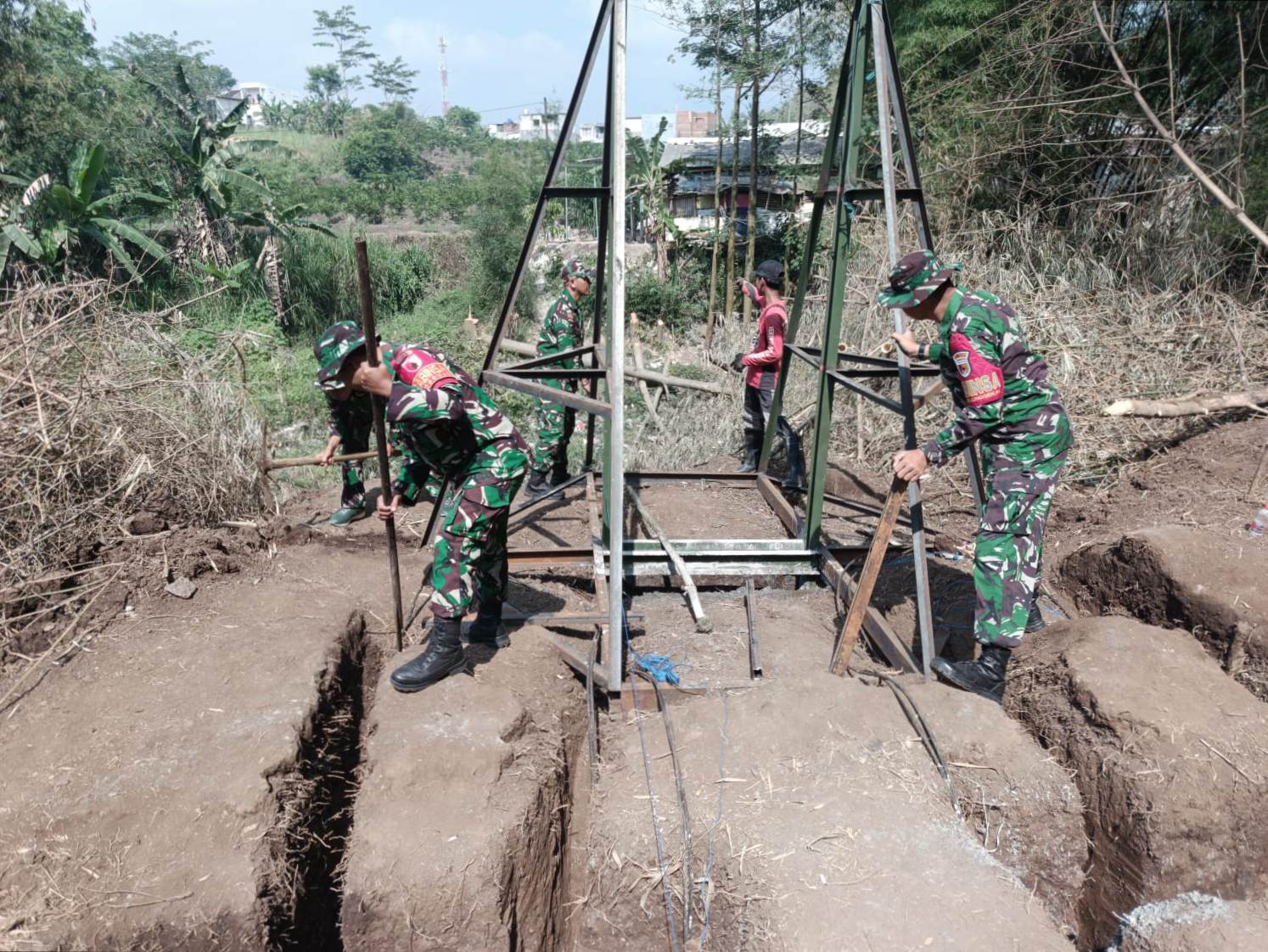 Bangun Jembatan Gantung Penghubung Bandulan–Tanjungrejo, Dandim 0833: Bukti Nyata Gotong Royong untuk Rakyat