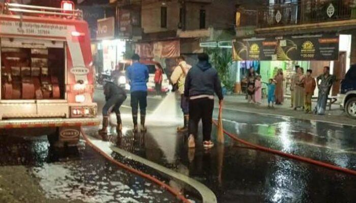 Tumpahan Solar di Jalan Raya Pakisaji Bikin Licin dan Nyaris Celakai Pengendara