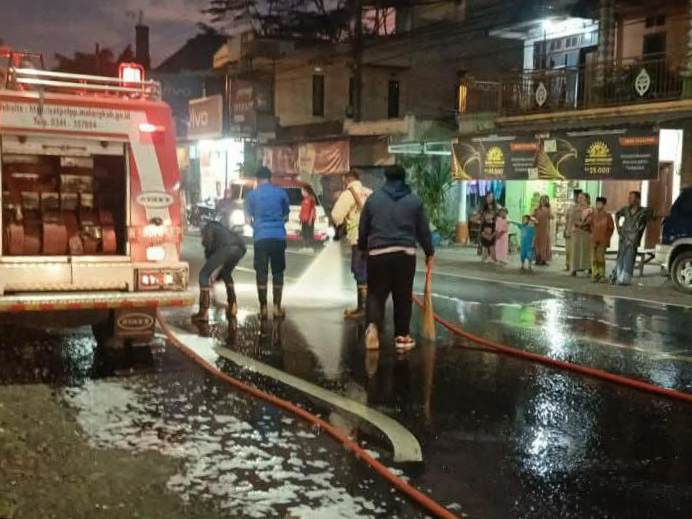 Tumpahan Solar di Jalan Raya Pakisaji Bikin Licin dan Nyaris Celakai Pengendara