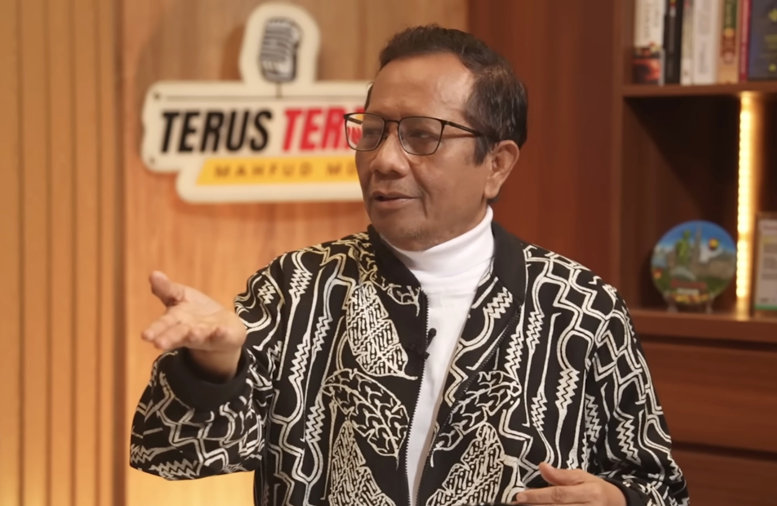 Mantan Menteri Koordinator Politik, Hukum, dan Keamanan (Menkopolhukam), Mahfud MD mengungkapkan kembali kisah panjang dan pelik di balik proyek kereta cepat Jakarta–Bandung Whoosh, yang kini disebutnya berpotensi menjadi beban besar bagi keuangan negara.