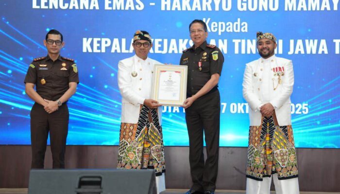 Pemkot Batu Anugerahkan Lencana Hakaryo Guno Mamayu Bawono untuk Kajati Jatim