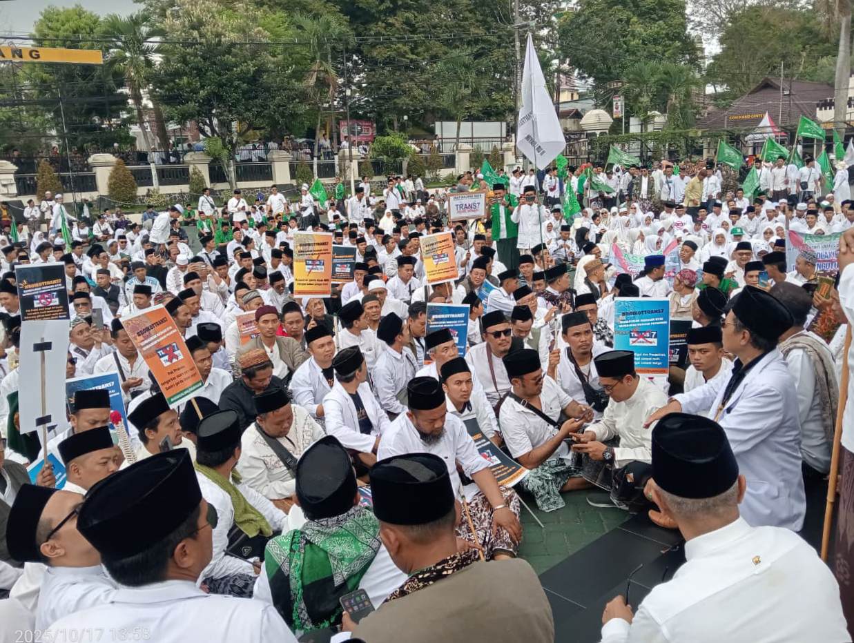 Ribuan Santri Gelar Aksi Damai di Mapolres Malang, Soroti Etika Media dan Martabat Pesantren