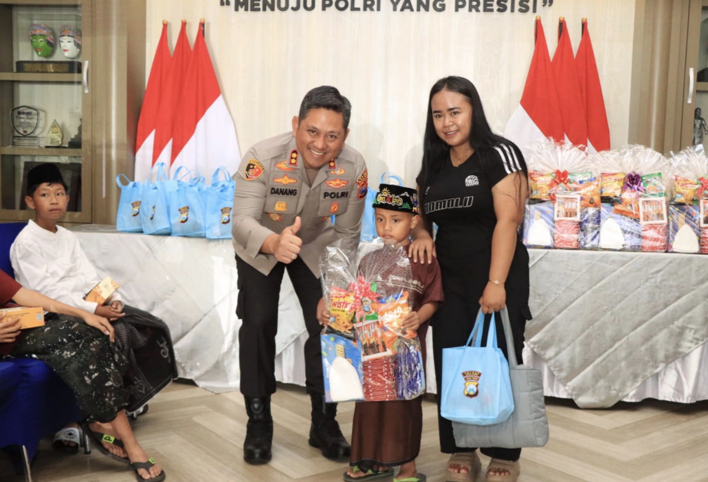 Suasana haru dan bahagia tampak mewarnai halaman Mapolres Malang, Minggu (19/10/2025).