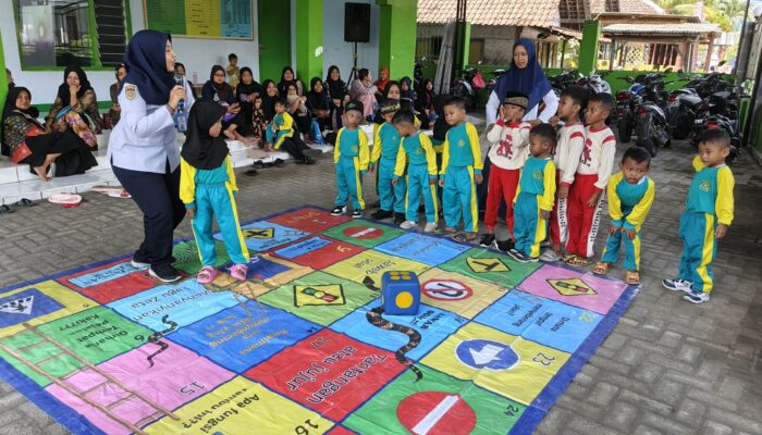 Inovasi Edukasi Lalu Lintas: Anak-Anak TK Lebakharjo Diberi Pemahaman Melalui Permainan Interaktif