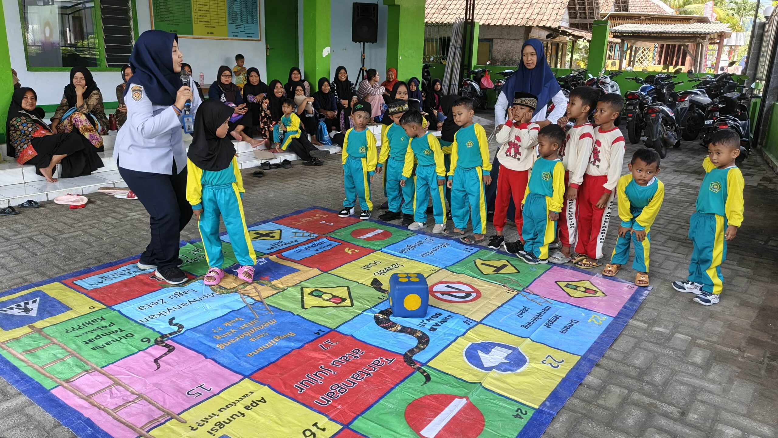 Inovasi Edukasi Lalu Lintas: Anak-Anak TK Lebakharjo Diberi Pemahaman Melalui Permainan Interaktif